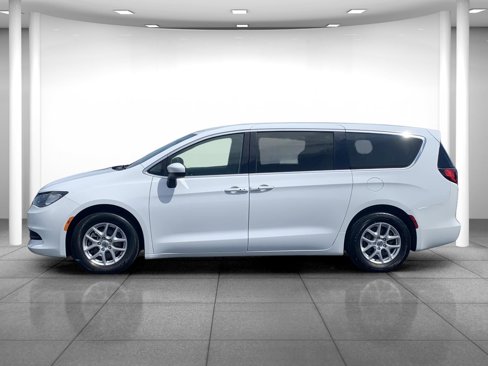 Used 2022 Chrysler Voyager LX image 4
