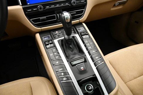 Certified 2021 Porsche Macan image 32