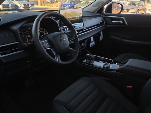 New 2025 Mitsubishi Outlander SE image 8