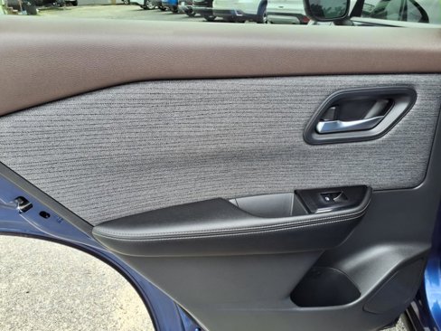 Used 2022 Nissan Rogue SV image 15
