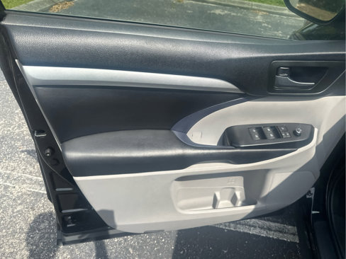 Used 2018 Toyota Highlander XLE image 12