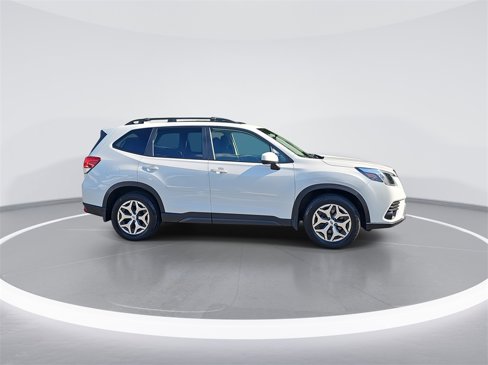 Used 2022 Subaru Forester Premium image 4