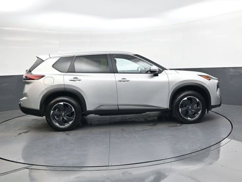 Used 2024 Nissan Rogue SV image 3