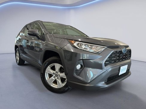 Used 2021 Toyota RAV4 XLE image 3