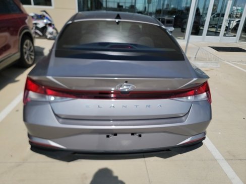 Used 2023 Hyundai Elantra SE image 2