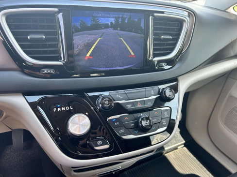 Used 2017 Chrysler Pacifica Touring-L image 11