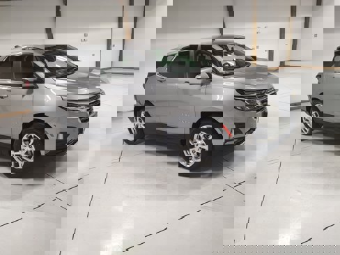 Used 2024 Chevrolet Equinox LT image 2