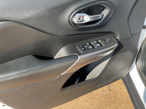 Used 2019 Jeep Cherokee Latitude Plus w/ Comfort/Convenience Group image 11