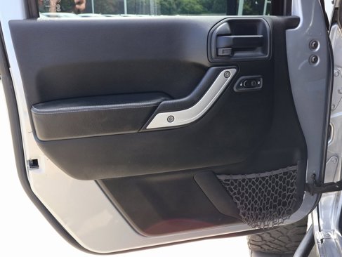 Used 2016 Jeep Wrangler Unlimited Rubicon image 10