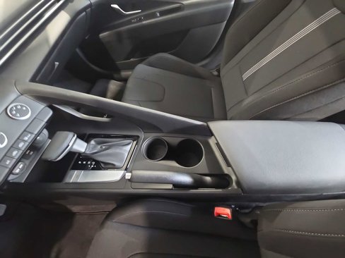 Used 2025 Hyundai Elantra SE image 14