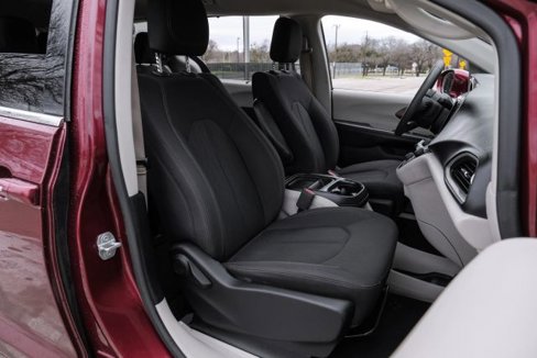 Used 2018 Chrysler Pacifica Touring Plus w/ Tire & Wheel Group image 39