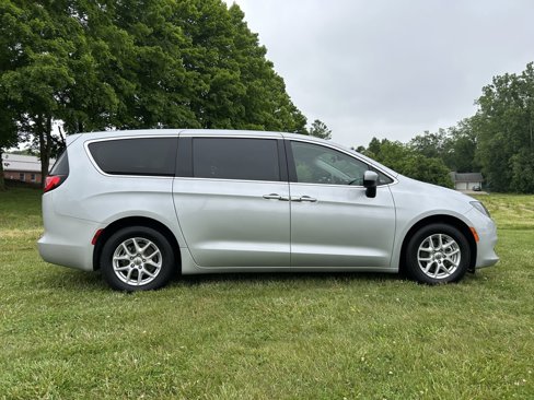 Used 2023 Chrysler Voyager LX image 2