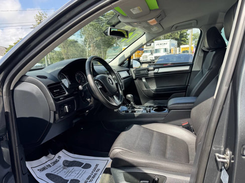 Used 2014 Volkswagen Touareg Sport image 14