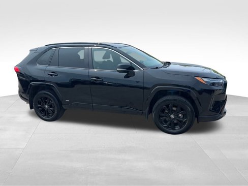 Used 2022 Toyota RAV4 SE image 2