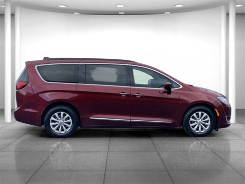 Used 2017 Chrysler Pacifica Touring-L image 8