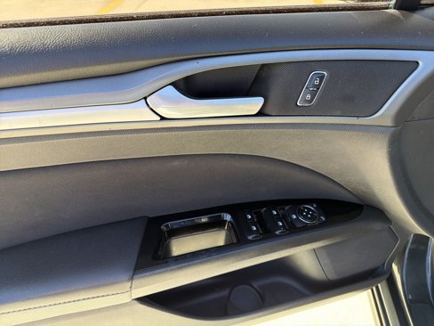Used 2015 Ford Fusion SE image 12