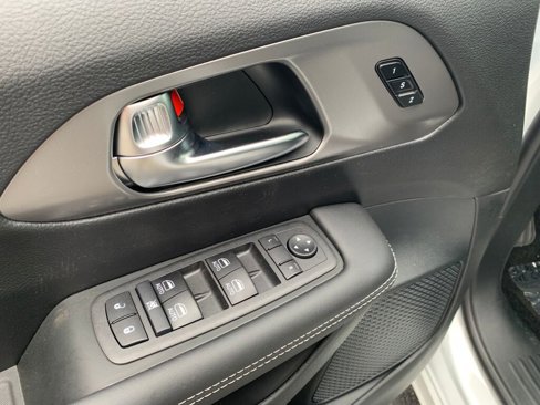New 2025 Chrysler Pacifica Select image 11