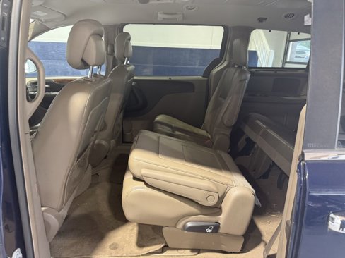 Used 2013 Chrysler Town & Country Touring image 9