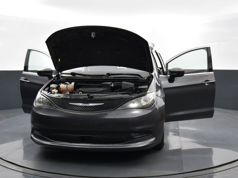Used 2022 Chrysler Voyager LX image 36