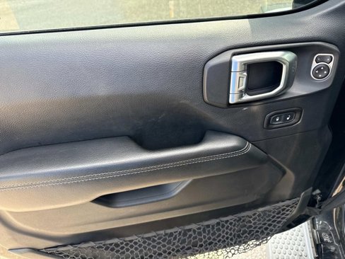 Used 2018 Jeep Wrangler Unlimited Sahara image 10