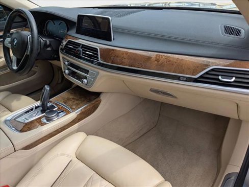 Used 2017 BMW 750i xDrive image 22