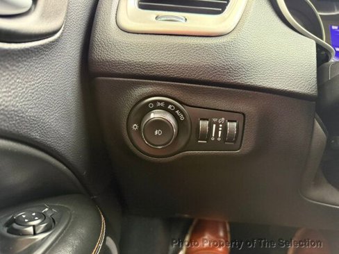 Used 2017 Jeep Compass Latitude w/ Cold Weather Group image 38