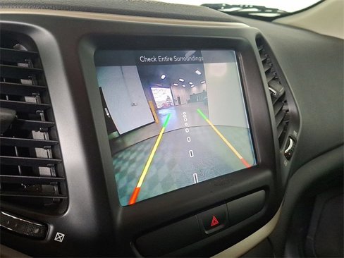 Used 2017 Jeep Cherokee Latitude w/ Cold Weather Group image 4