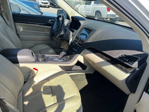Used 2016 Lincoln MKT AWD image 9