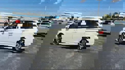 Used 2015 Honda Odyssey Touring Elite image 5