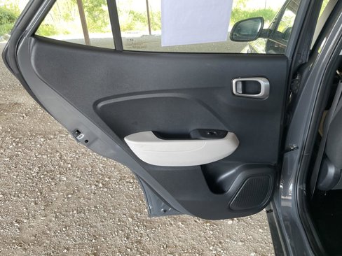 Used 2024 Hyundai Venue SEL image 25