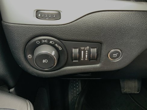 Used 2014 Jeep Cherokee Latitude w/ Comfort/Convenience Group image 56