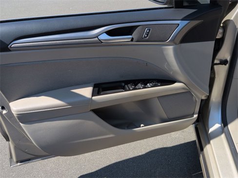 Used 2017 Ford Fusion SE w/ Fusion SE Technology Package image 19