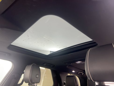 Used 2018 Land Rover Discovery HSE image 12