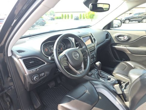 Used 2019 Jeep Cherokee Latitude Plus w/ Comfort/Convenience Group image 16