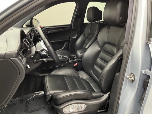 Used 2017 Porsche Macan Turbo image 5