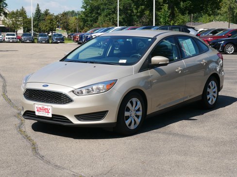 Used 2017 Ford Focus SE w/ SE Winter Package image 4