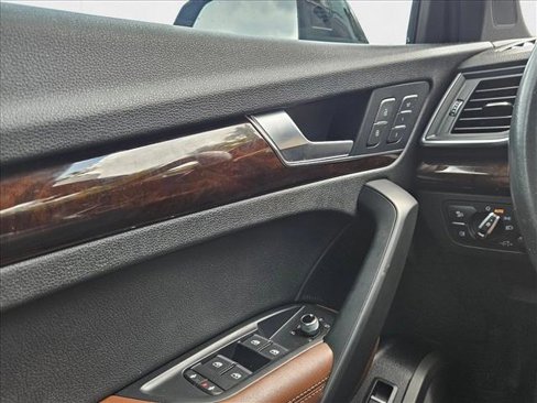 Used 2019 Audi Q5 Prestige w/ Prestige Package image 24