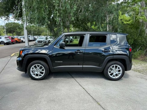 Used 2023 Jeep Renegade Latitude image 2