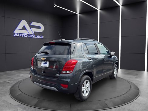 Used 2018 Chevrolet Trax LT w/ LT Convenience Package image 6
