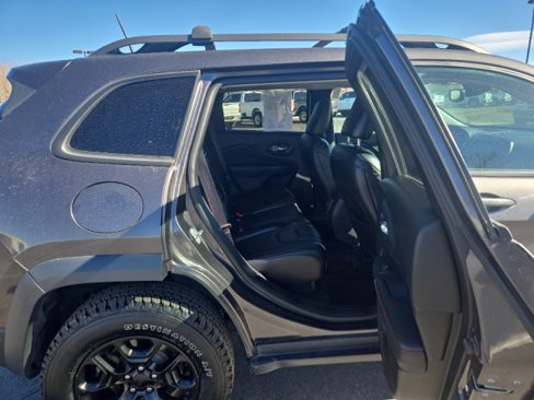 Used 2019 Jeep Cherokee Trailhawk image 27