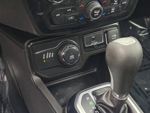 Used 2020 Jeep Renegade Latitude w/ Cold Weather Group image 27