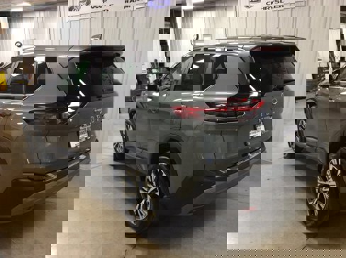 Used 2022 Nissan Rogue SV image 3