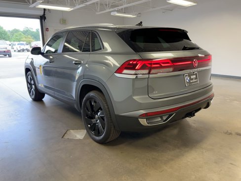 Used 2025 Volkswagen Atlas Cross Sport SE image 3