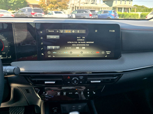 Used 2025 Nissan Kicks SR w/ SR Premium Package image 8