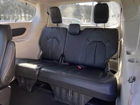 Used 2022 Chrysler Pacifica Touring-L image 23