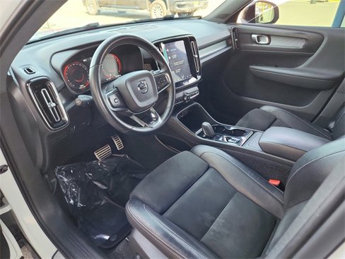 Used 2020 Volvo XC40 T5 R-Design image 9