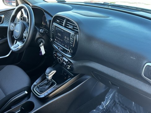 Used 2023 Kia Soul LX w/ LX Technology Package image 11