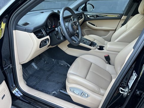Certified 2025 Porsche Macan image 4