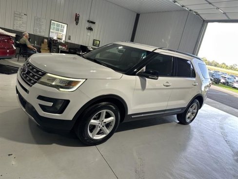 Used 2016 Ford Explorer XLT w/ Equipment Group 202A image 3