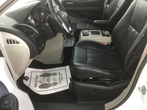 Used 2014 Chrysler Town & Country Touring image 10